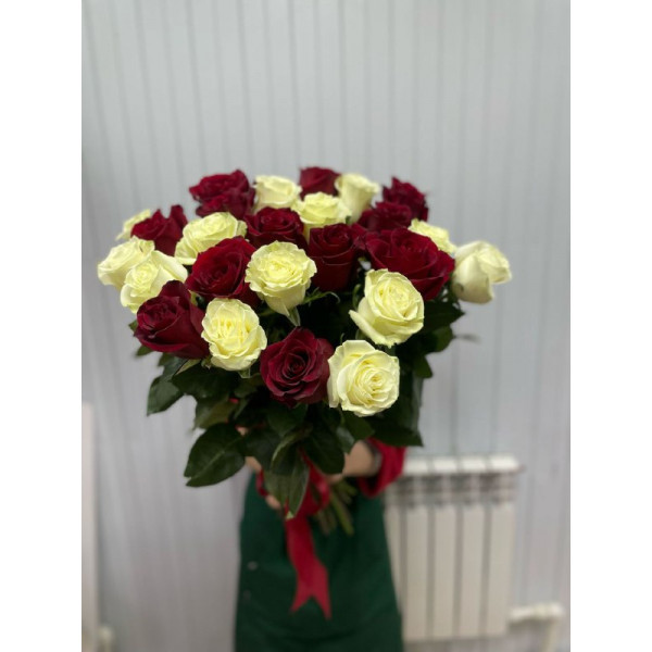 25 роз красные и белые  